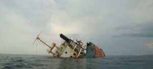 一艘货船在台湾海域沉没