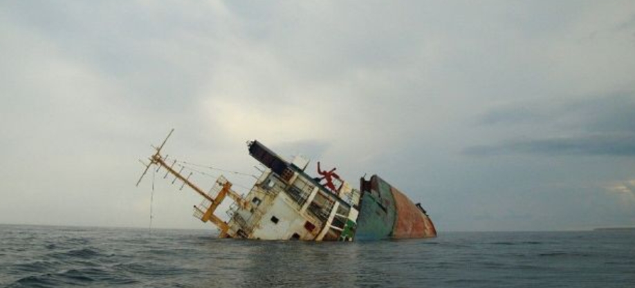 一艘货船在台湾海域沉没